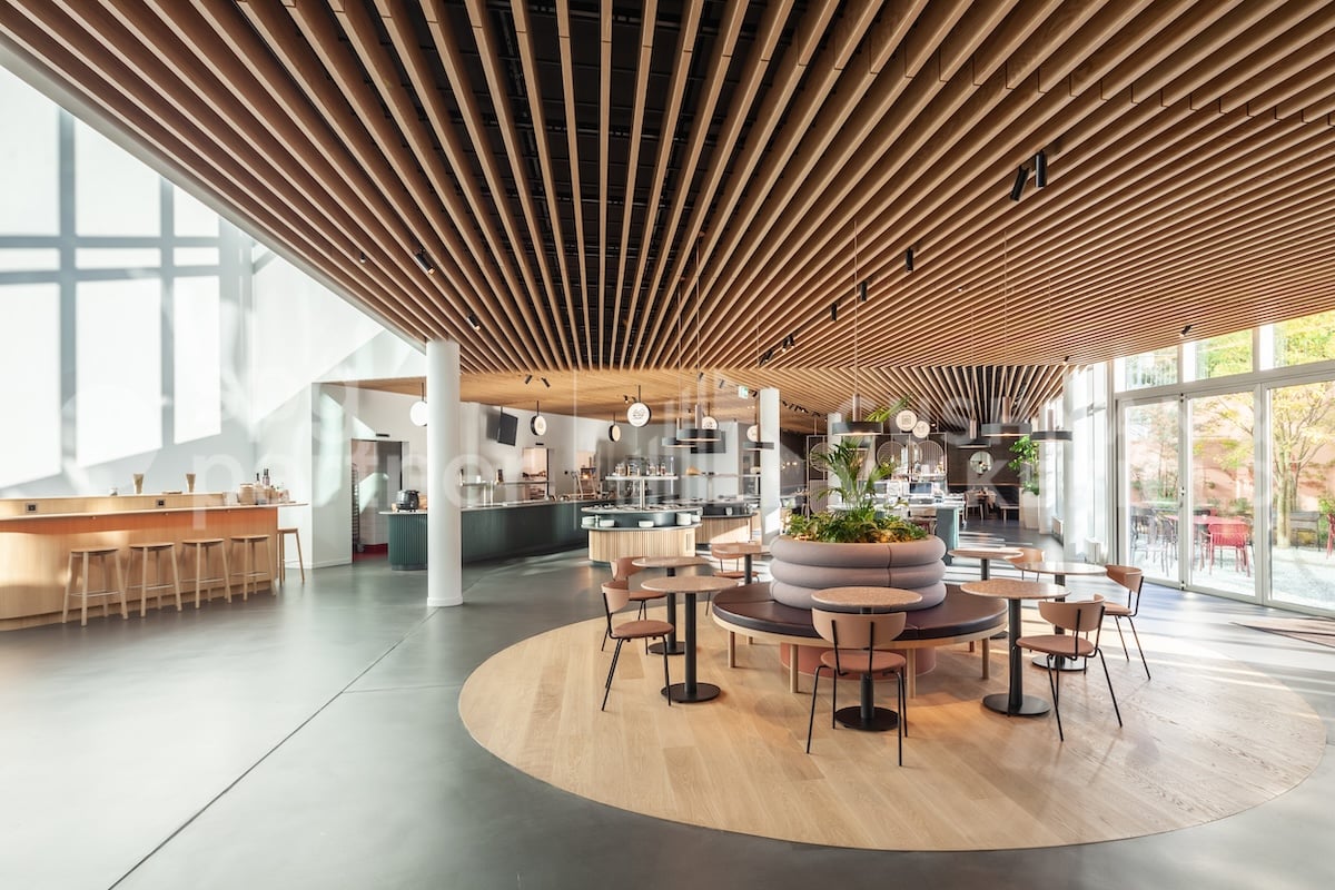 2300m² office