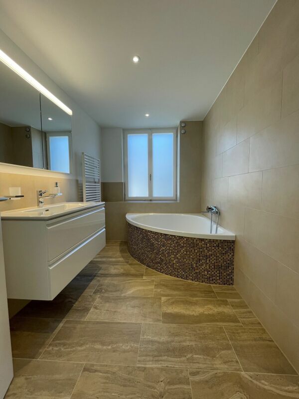 Appartement de 3 ½ pièces

Ce magnifique appartement est situé au centre de Spreitenbach et ne laissera aucun souhait non exaucé aux futurs locataires.

Appartement :

- pièces baignées de lumière
- sol en vinyle dans toutes les pièces de vie
- cuisine avec des appareils de haute qualité
- salle de , photo 4 sur 7