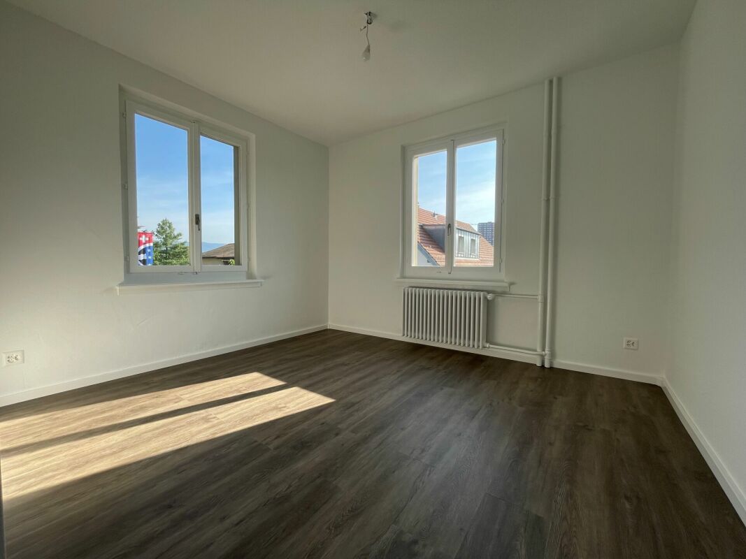 Appartement de 3 ½ pièces

Ce magnifique appartement est situé au centre de Spreitenbach et ne laissera aucun souhait non exaucé aux futurs locataires.

Appartement :

- pièces baignées de lumière
- sol en vinyle dans toutes les pièces de vie
- cuisine avec des appareils de haute qualité
- salle de , photo 7 sur 7