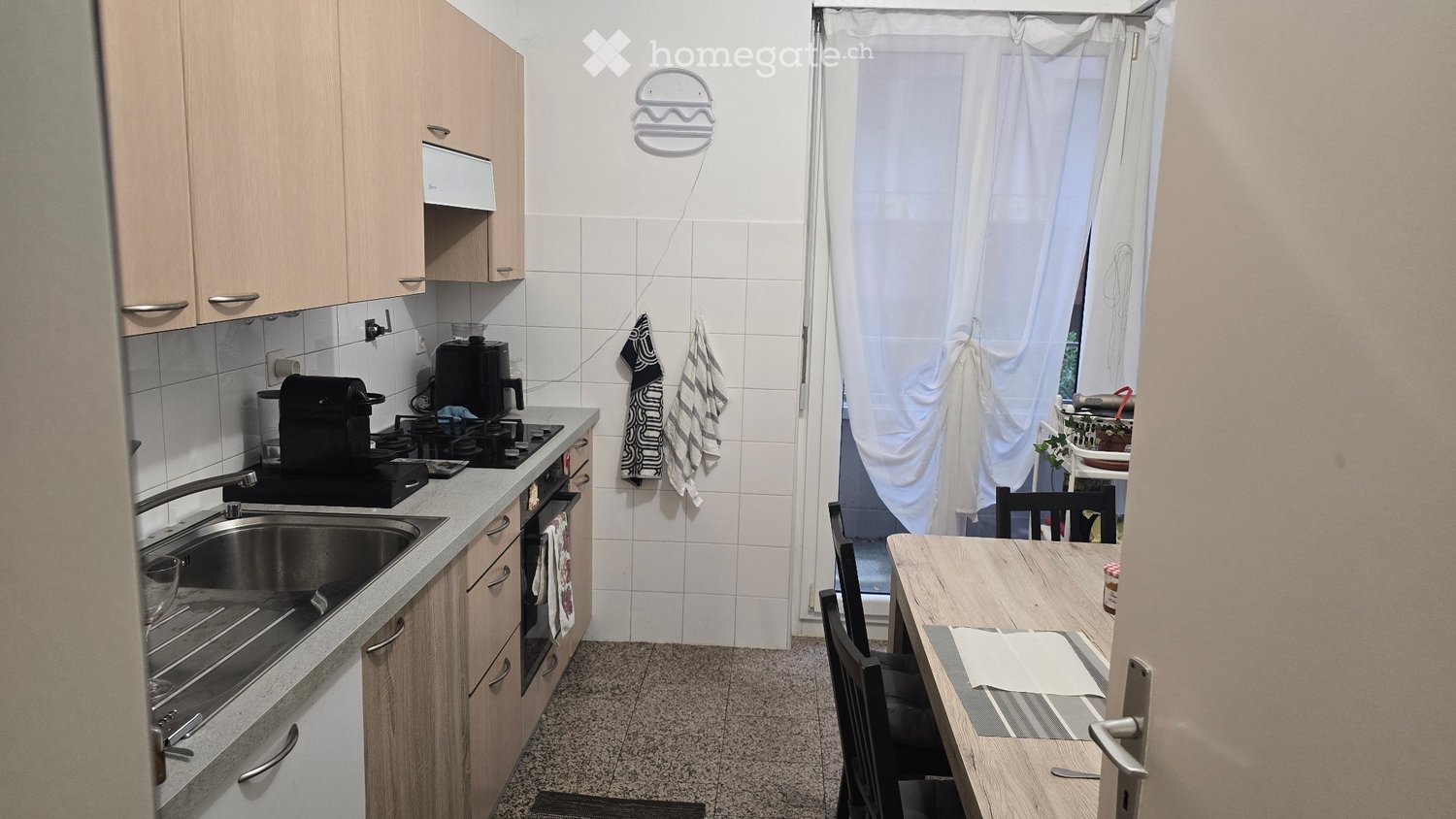 CHAMBRE À LOUER À LUGANO CHF 900/mois

Disponible du 1 janvier au 30 juin 2027

À louer, chambre dans un appartement de 2.5 pièces, situé Via Trevano 91, 6900 Lugano.

L'appartement dispose de :

- Grande terrasse
- Cuisine séparée
- Séjour spacieux
- Salle de bain commune

Position pratique et bien, photo 3 sur 5