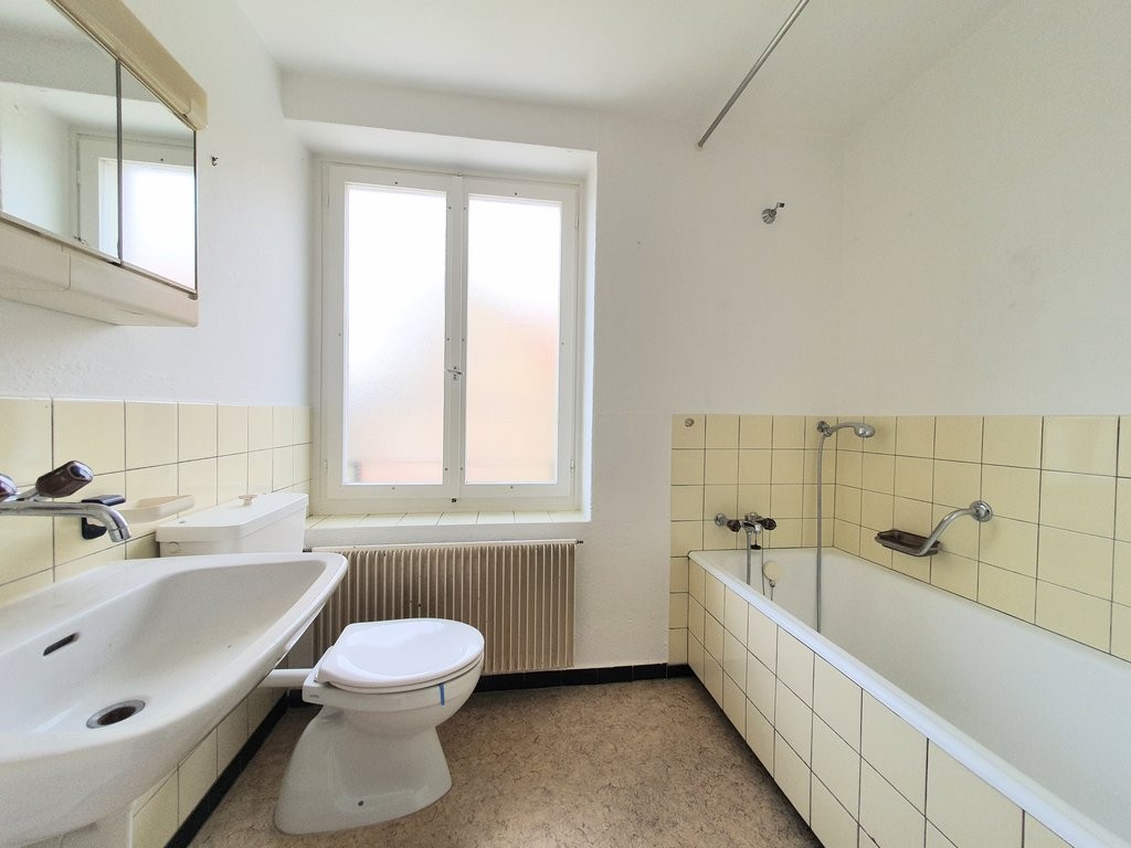 Appartement de 4 ½ pièces

Cet appartement de 4 pièces (3 pièces plus une chambre mansardée) se situe dans l'Arbeiter-Schlössli de Schaffhausen. L'immeuble, rénové pour la dernière fois dans les années 60, dégage encore le charme de son année de construction 1913.

Il offre à un nouveau résident / u, photo 6 sur 9
