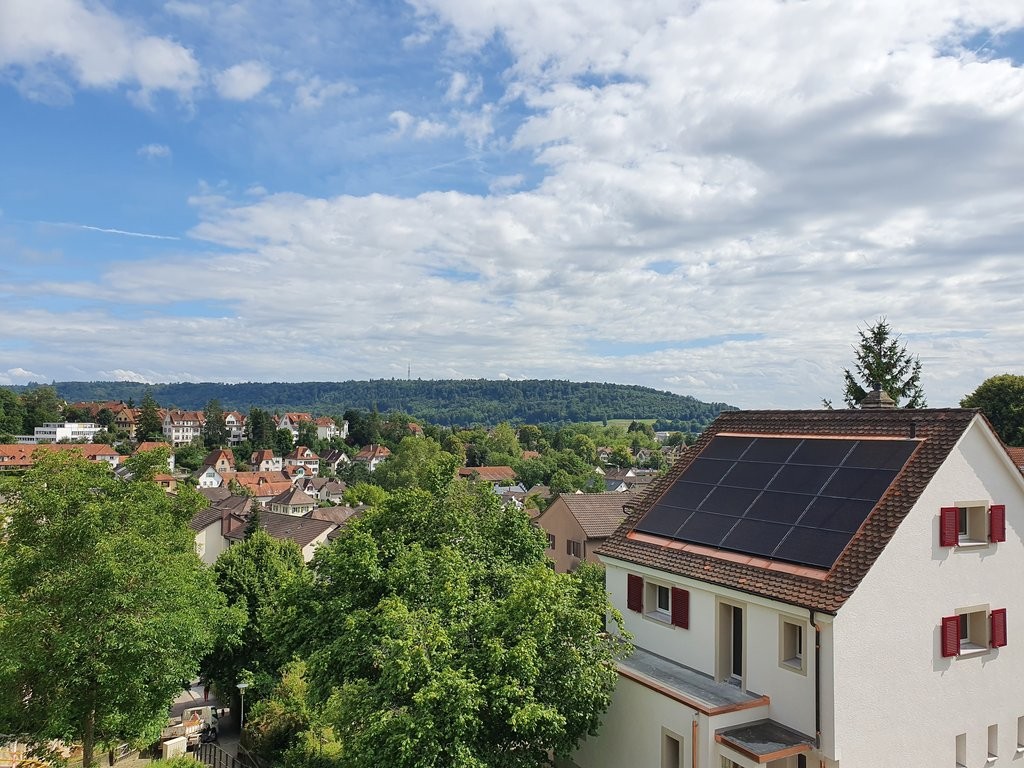 Appartement de 4 ½ pièces

Cet appartement de 4 pièces (3 pièces plus une chambre mansardée) se situe dans l'Arbeiter-Schlössli de Schaffhausen. L'immeuble, rénové pour la dernière fois dans les années 60, dégage encore le charme de son année de construction 1913.

Il offre à un nouveau résident / u, photo 7 sur 9