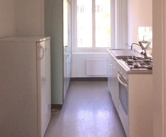 Appartement de 4 ½ pièces

Cet appartement de 4 pièces (3 pièces plus une chambre mansardée) se situe dans l'Arbeiter-Schlössli de Schaffhausen. L'immeuble, rénové pour la dernière fois dans les années 60, dégage encore le charme de son année de construction 1913.

Il offre à un nouveau résident / u, photo 5 sur 9