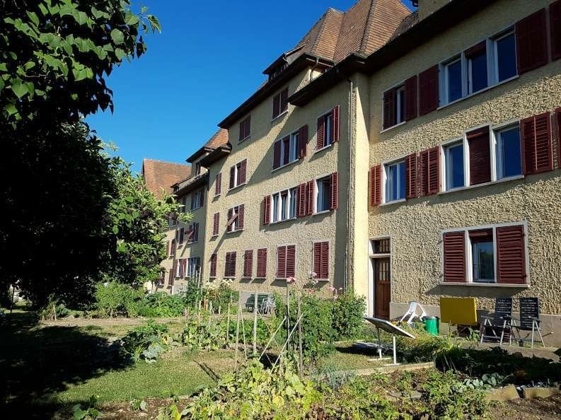 Appartement de 4 ½ pièces

Cet appartement de 4 pièces (3 pièces plus une chambre mansardée) se situe dans l'Arbeiter-Schlössli de Schaffhausen. L'immeuble, rénové pour la dernière fois dans les années 60, dégage encore le charme de son année de construction 1913.

Il offre à un nouveau résident / u, photo 2 sur 9