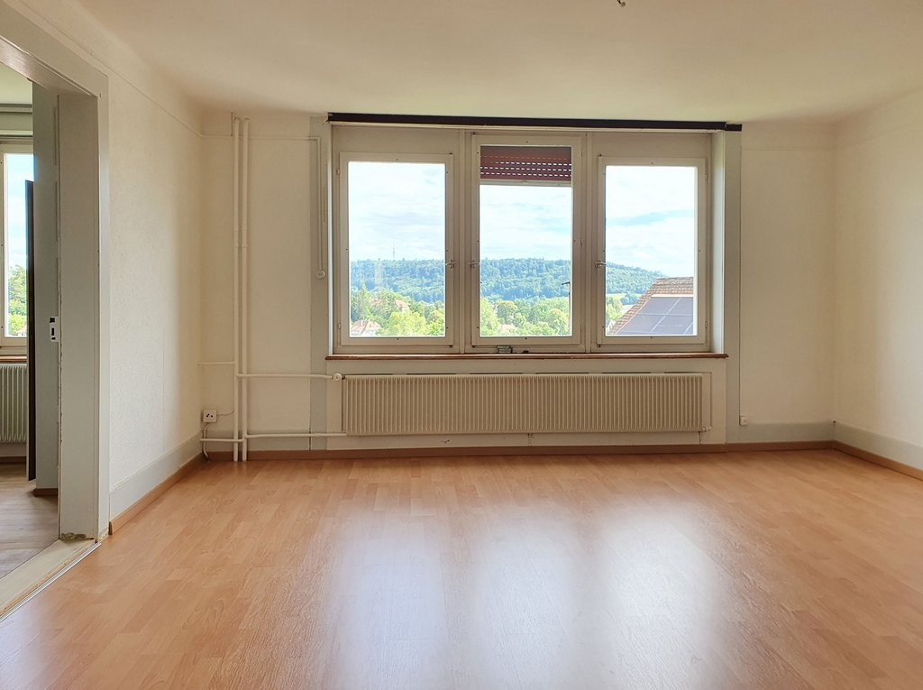 Appartement de 4 ½ pièces

Cet appartement de 4 pièces (3 pièces plus une chambre mansardée) se situe dans l'Arbeiter-Schlössli de Schaffhausen. L'immeuble, rénové pour la dernière fois dans les années 60, dégage encore le charme de son année de construction 1913.

Il offre à un nouveau résident / u, photo 1 sur 9