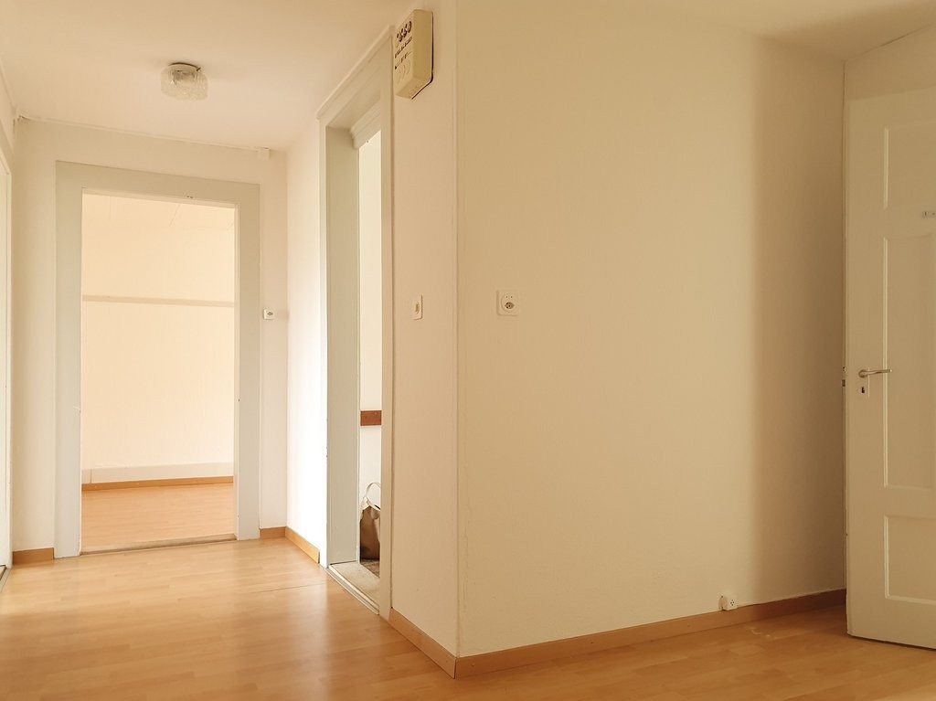 Appartement de 4 ½ pièces

Cet appartement de 4 pièces (3 pièces plus une chambre mansardée) se situe dans l'Arbeiter-Schlössli de Schaffhausen. L'immeuble, rénové pour la dernière fois dans les années 60, dégage encore le charme de son année de construction 1913.

Il offre à un nouveau résident / u, photo 4 sur 9