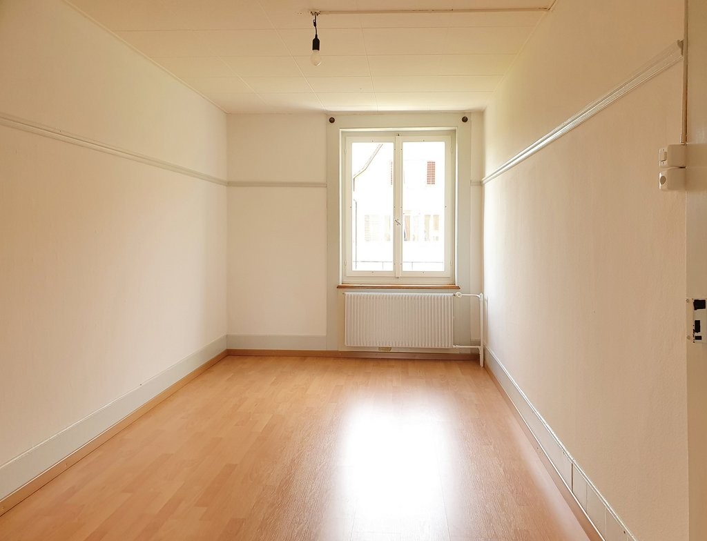 Appartement de 4 ½ pièces

Cet appartement de 4 pièces (3 pièces plus une chambre mansardée) se situe dans l'Arbeiter-Schlössli de Schaffhausen. L'immeuble, rénové pour la dernière fois dans les années 60, dégage encore le charme de son année de construction 1913.

Il offre à un nouveau résident / u, photo 3 sur 9