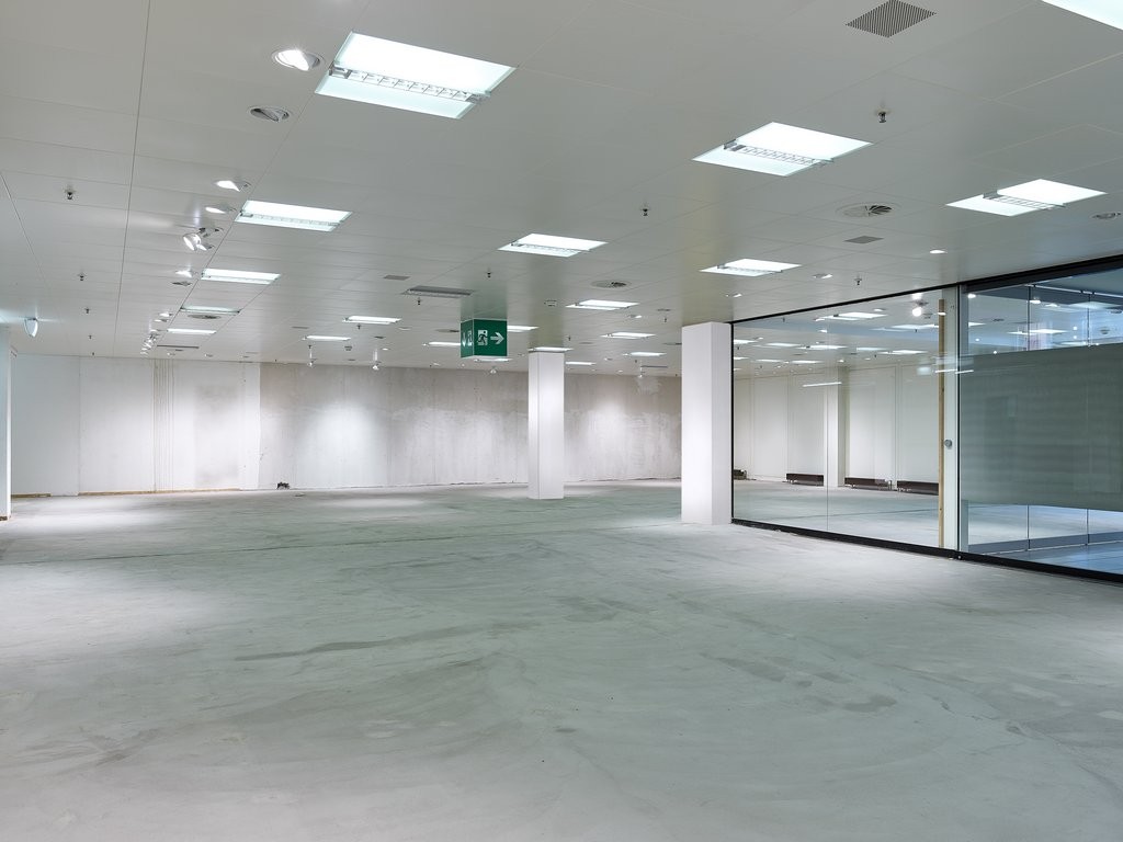 371m² shop