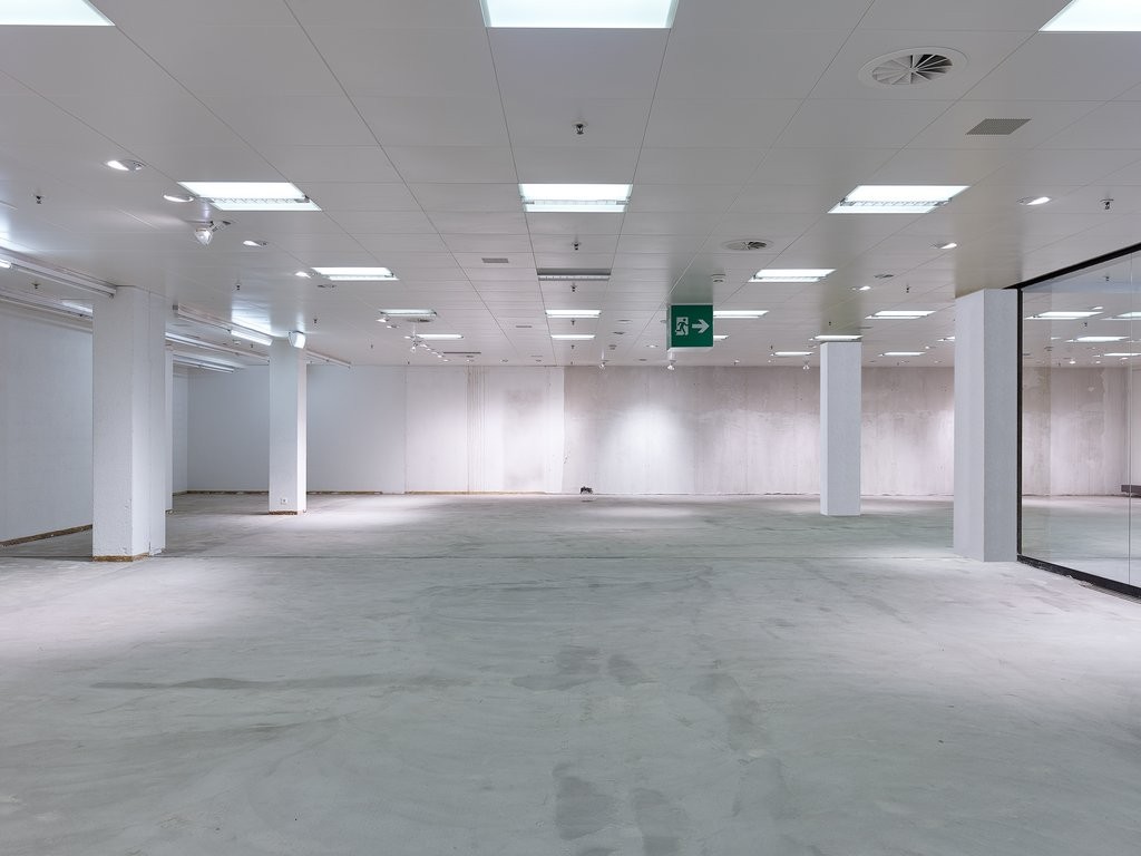 371m² shop