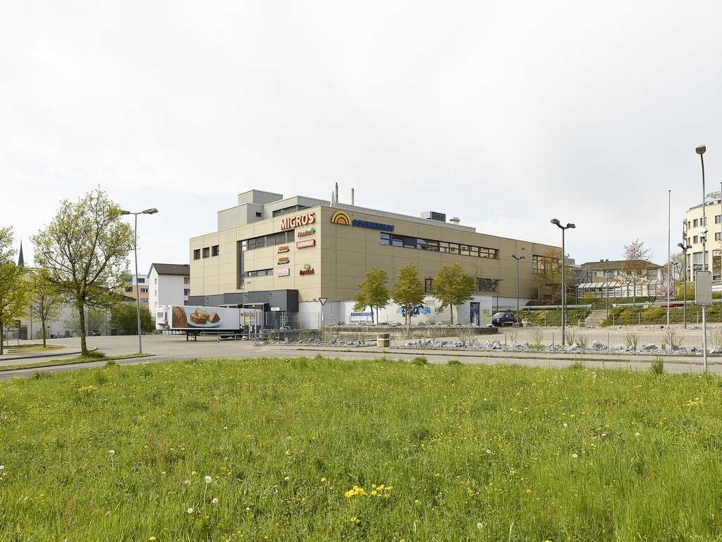 371m² shop