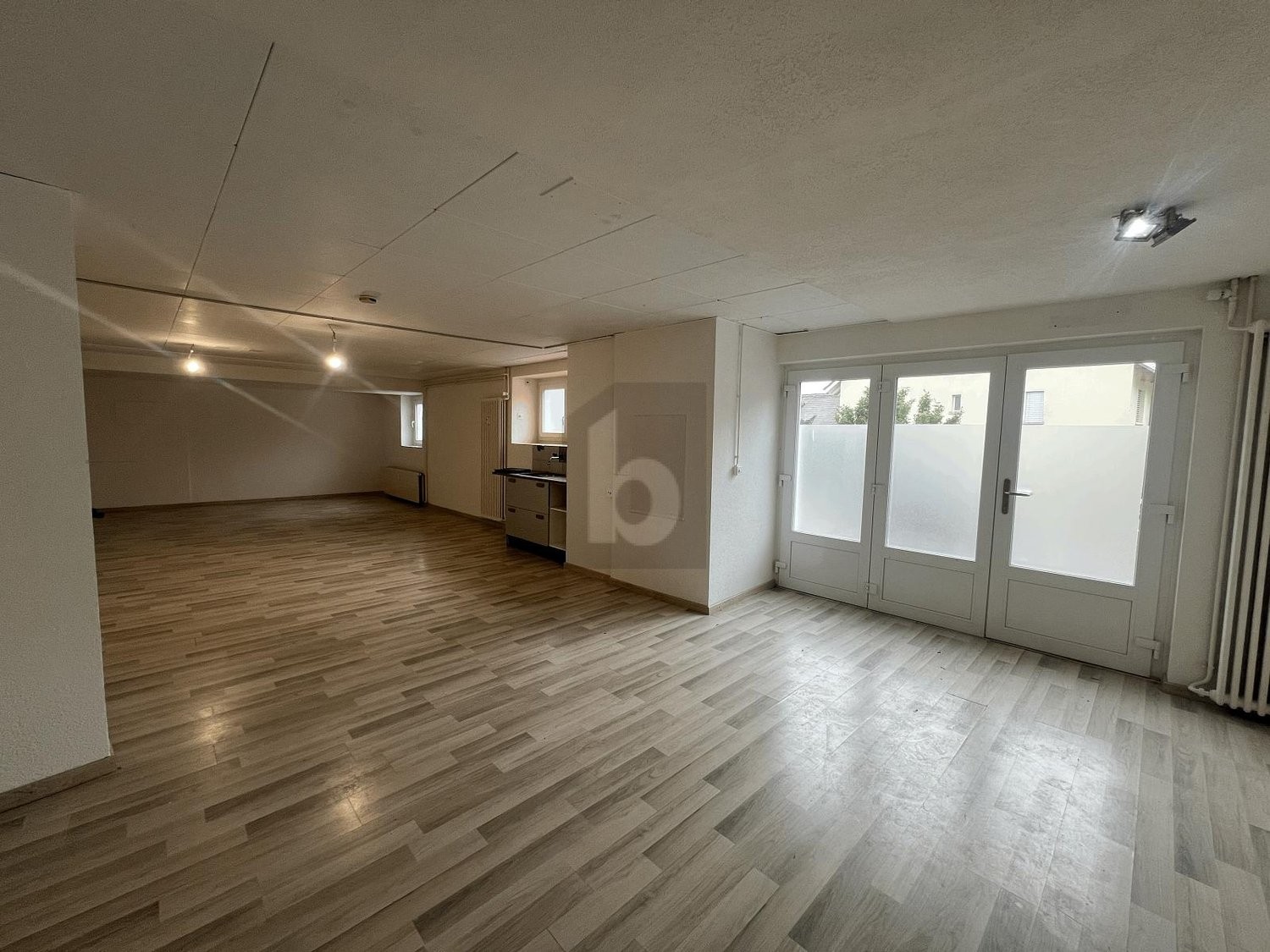 Magasin de 100m², photo 1 sur 4