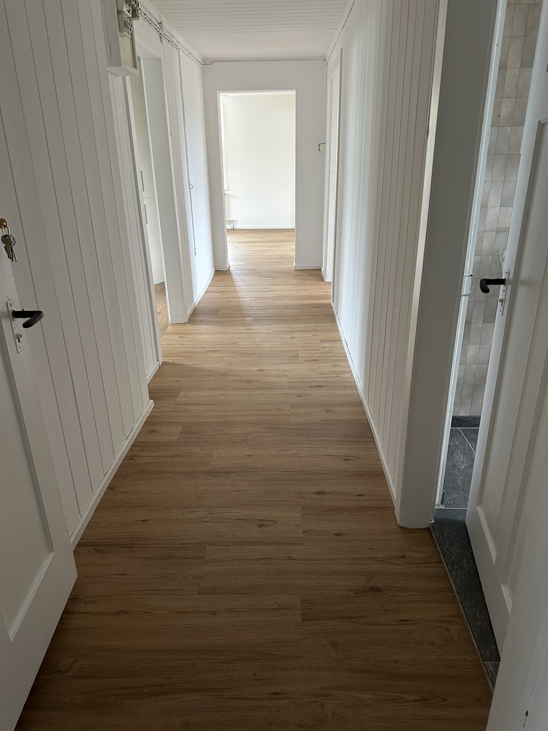 Appartement de 3 ½ pièces

Appartement lumineux, fraîchement rénové en 2025, situé en emplacement central à Buchs SG

Churerstrasse 21, 9470 Buchs SG

En emplacement central à Buchs, nous louons à partir du 1er octobre 2026 un appartement lumineux et bien entretenu, qui a été entièrement rénové en 2, photo 2 sur 9