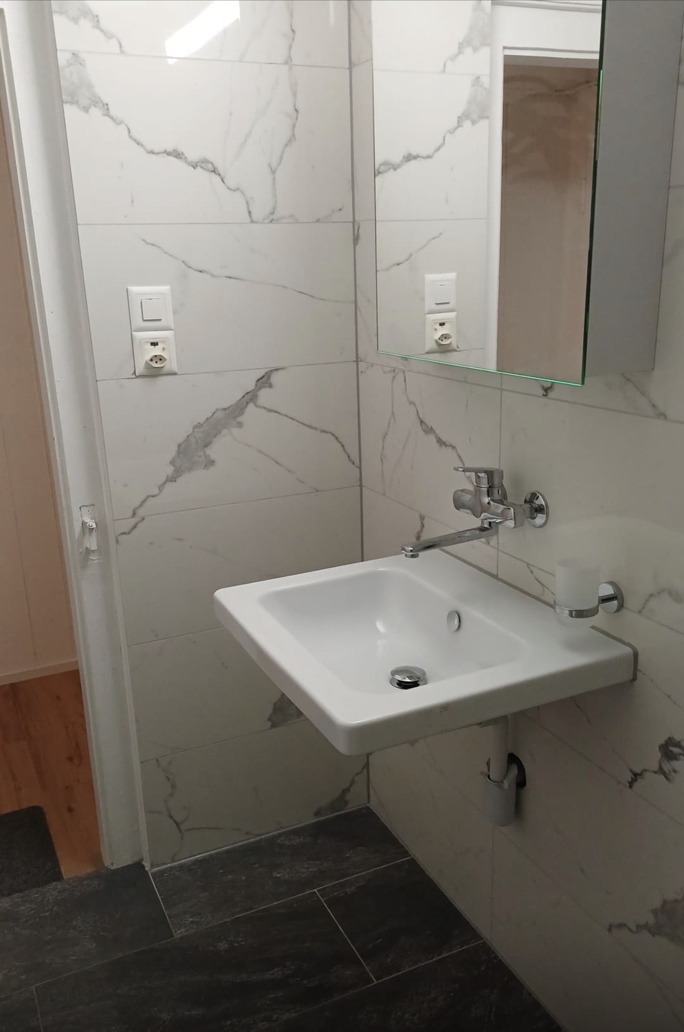 Appartement de 3 ½ pièces

Appartement lumineux, fraîchement rénové en 2025, situé en emplacement central à Buchs SG

Churerstrasse 21, 9470 Buchs SG

En emplacement central à Buchs, nous louons à partir du 1er octobre 2026 un appartement lumineux et bien entretenu, qui a été entièrement rénové en 2, photo 8 sur 9