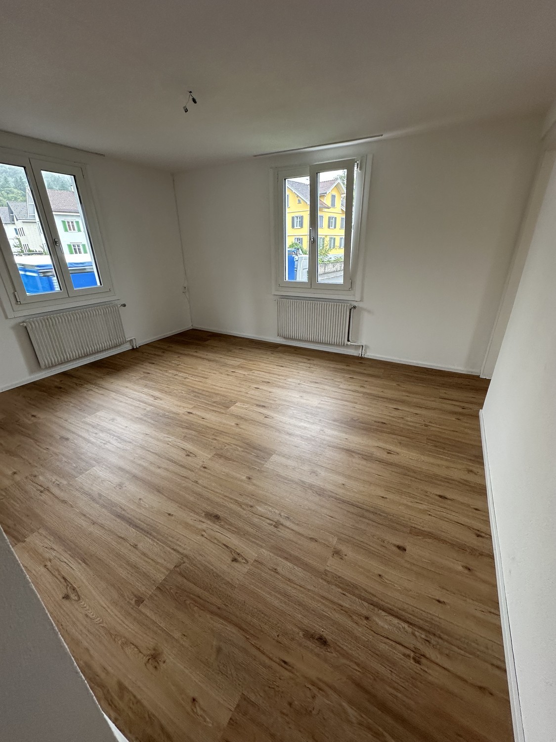 Appartement de 3 ½ pièces

Appartement lumineux, fraîchement rénové en 2025, situé en emplacement central à Buchs SG

Churerstrasse 21, 9470 Buchs SG

En emplacement central à Buchs, nous louons à partir du 1er octobre 2026 un appartement lumineux et bien entretenu, qui a été entièrement rénové en 2, photo 1 sur 9