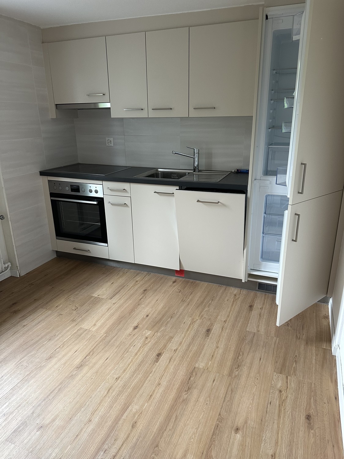 Appartement de 3 ½ pièces

Appartement lumineux, fraîchement rénové en 2025, situé en emplacement central à Buchs SG

Churerstrasse 21, 9470 Buchs SG

En emplacement central à Buchs, nous louons à partir du 1er octobre 2026 un appartement lumineux et bien entretenu, qui a été entièrement rénové en 2, photo 3 sur 9