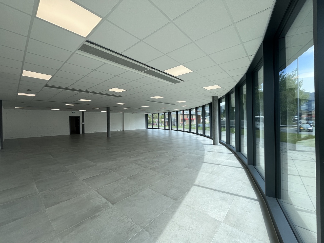 243m² shop, photo 3 sur 6