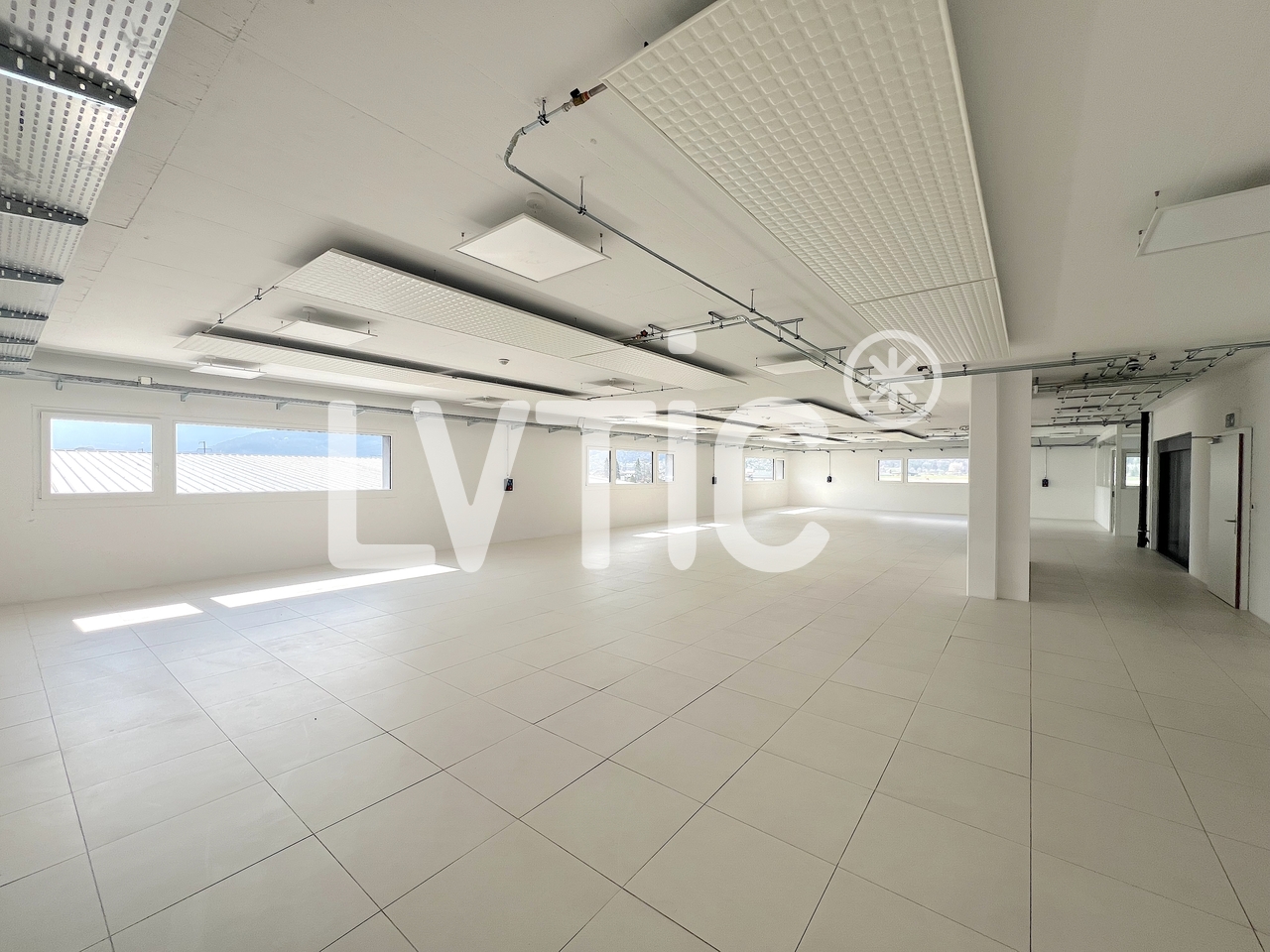 697m² atelier, photo 1 sur 9