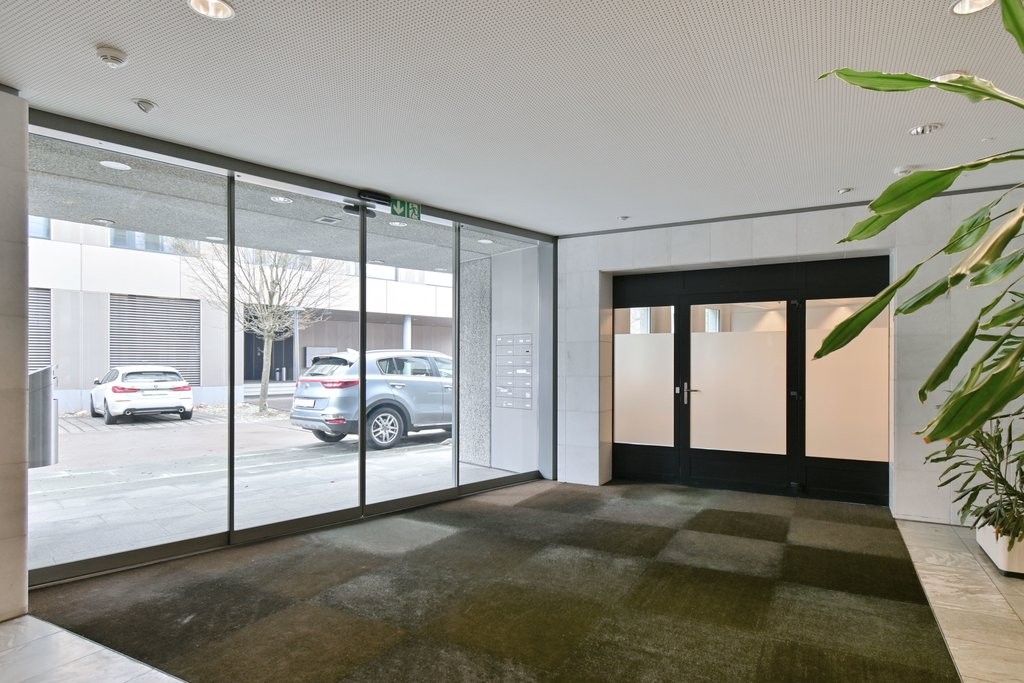100m² office