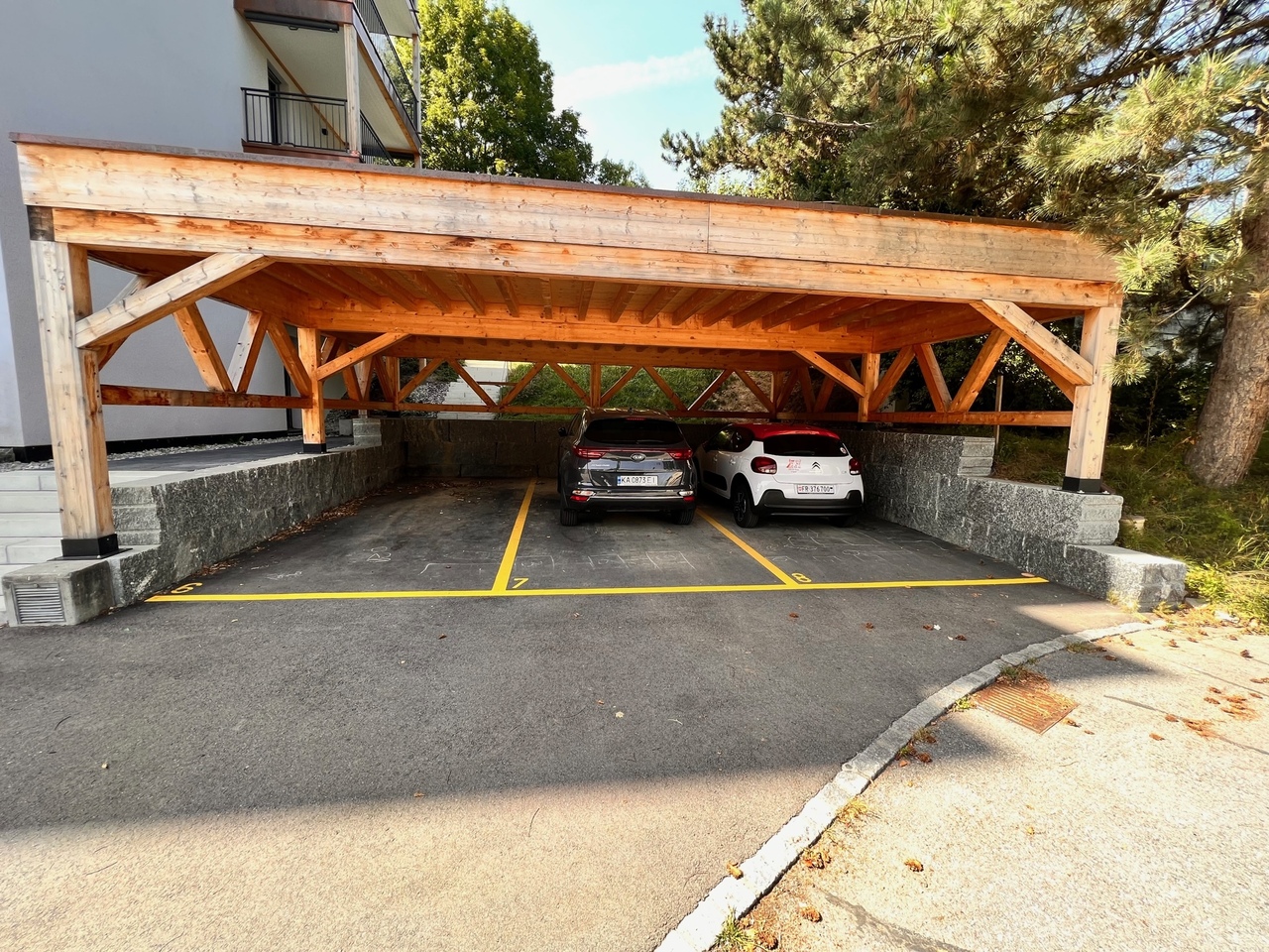 Überdachter Parkplatz