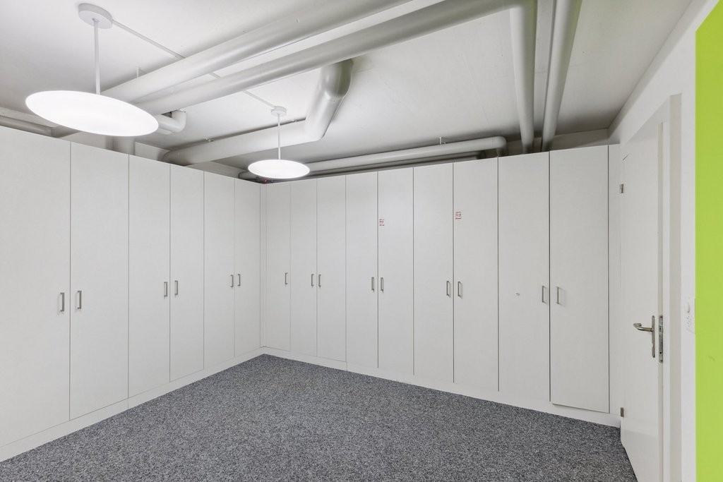 136m² commercial