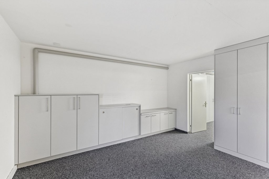 136m² commercial