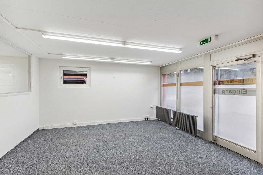 136m² commercial