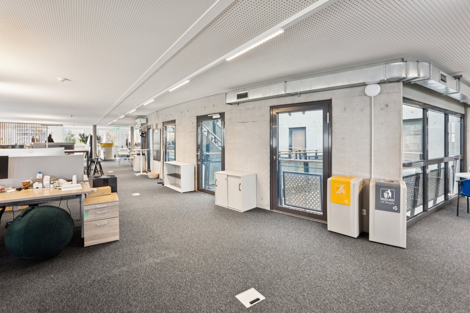 1100m² office