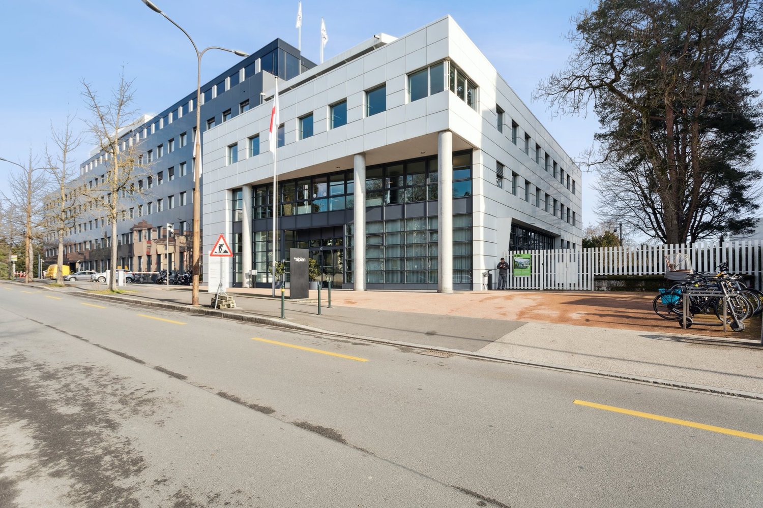 1100m² office