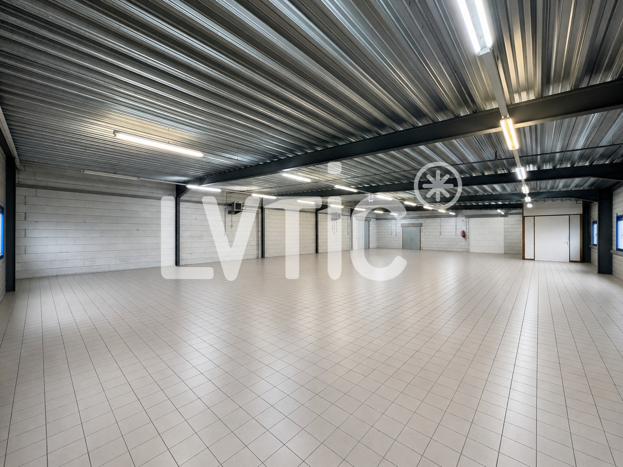 578m² storage room