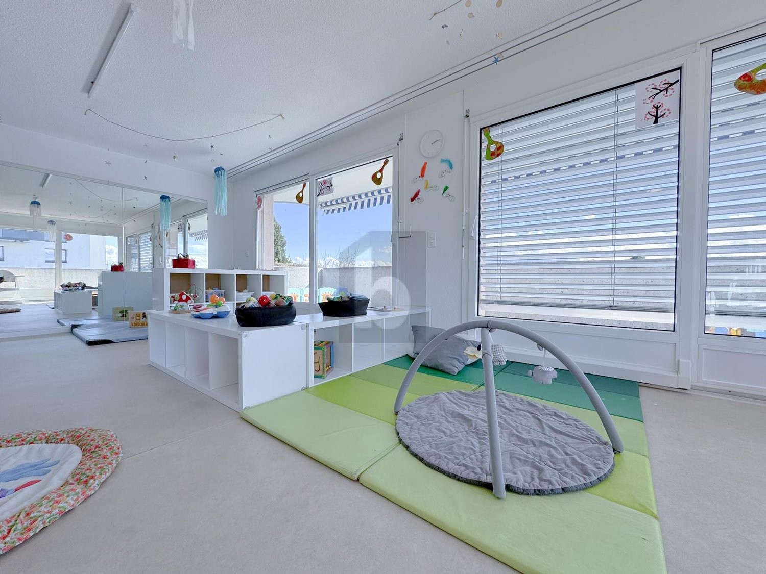 300m² office