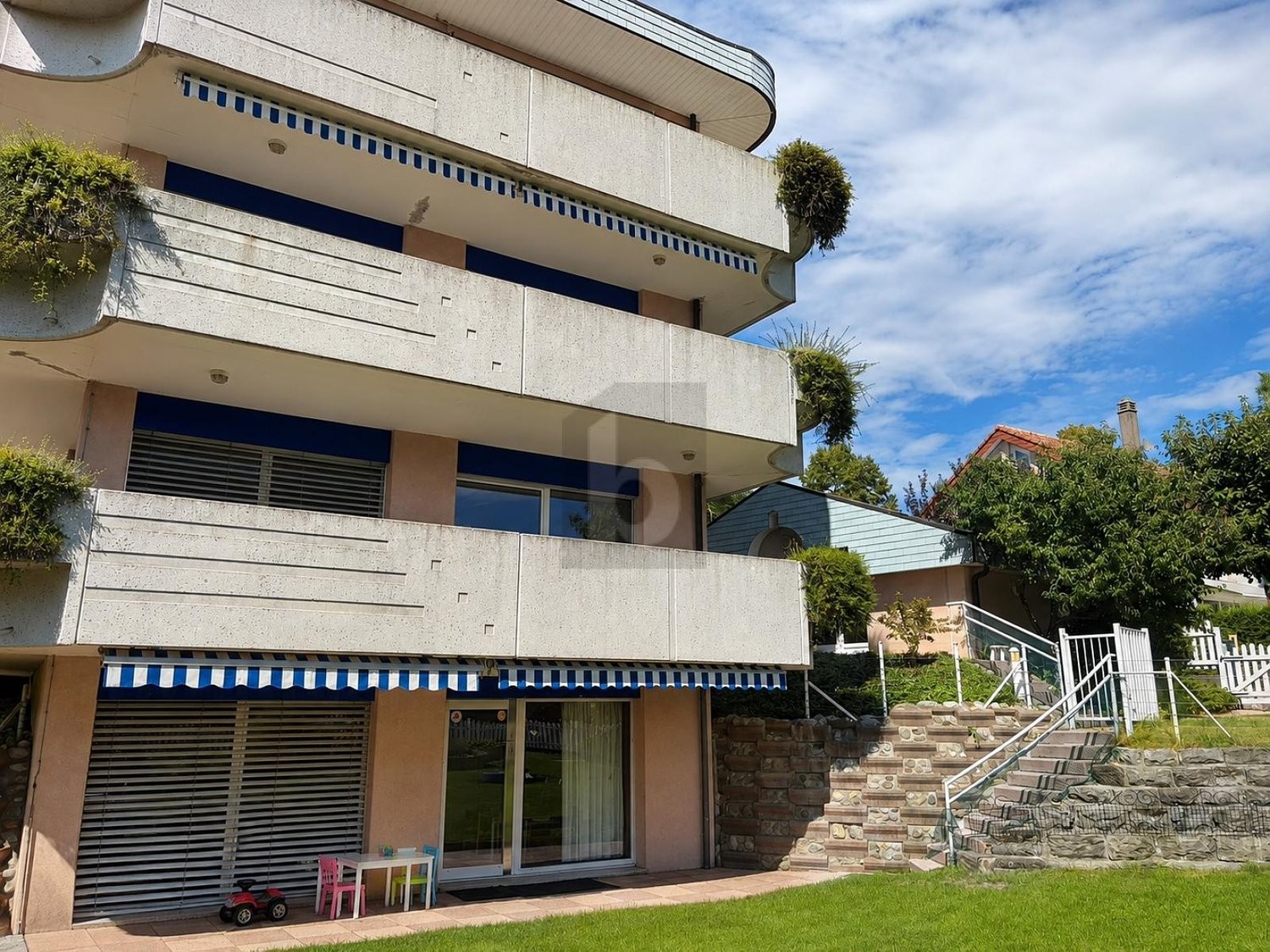 300m² office