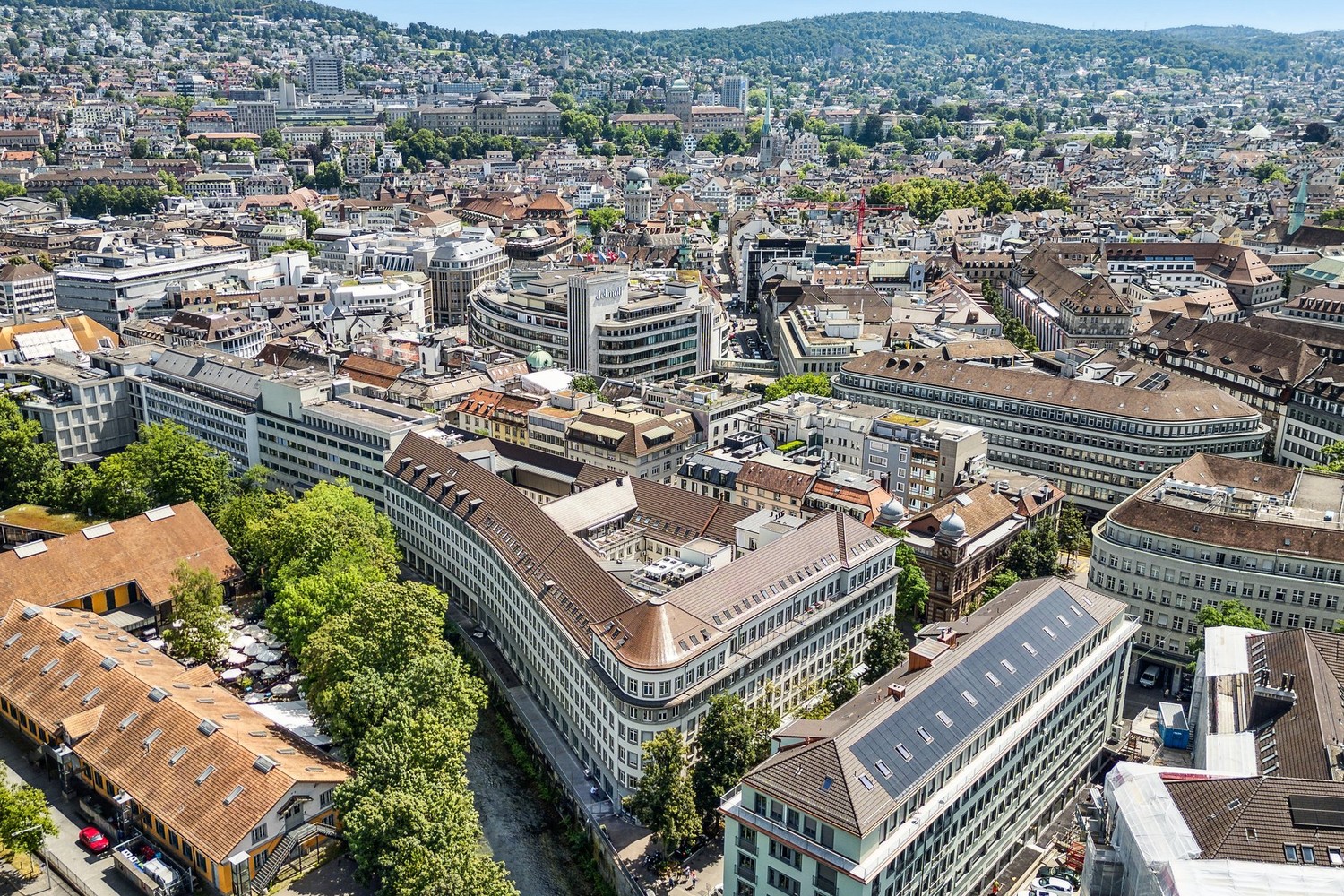 Bureaux de 270m²

L'immeuble commercial représentatif situé en plein centre-ville, sur la célèbre Löwenstrasse à Zurich, est très bien accessible aussi bien en transports publics qu'en voiture. La proximité de la Bahnhofstrasse et la haute visibilité caractérisent également l'emplacement.

Offre :

