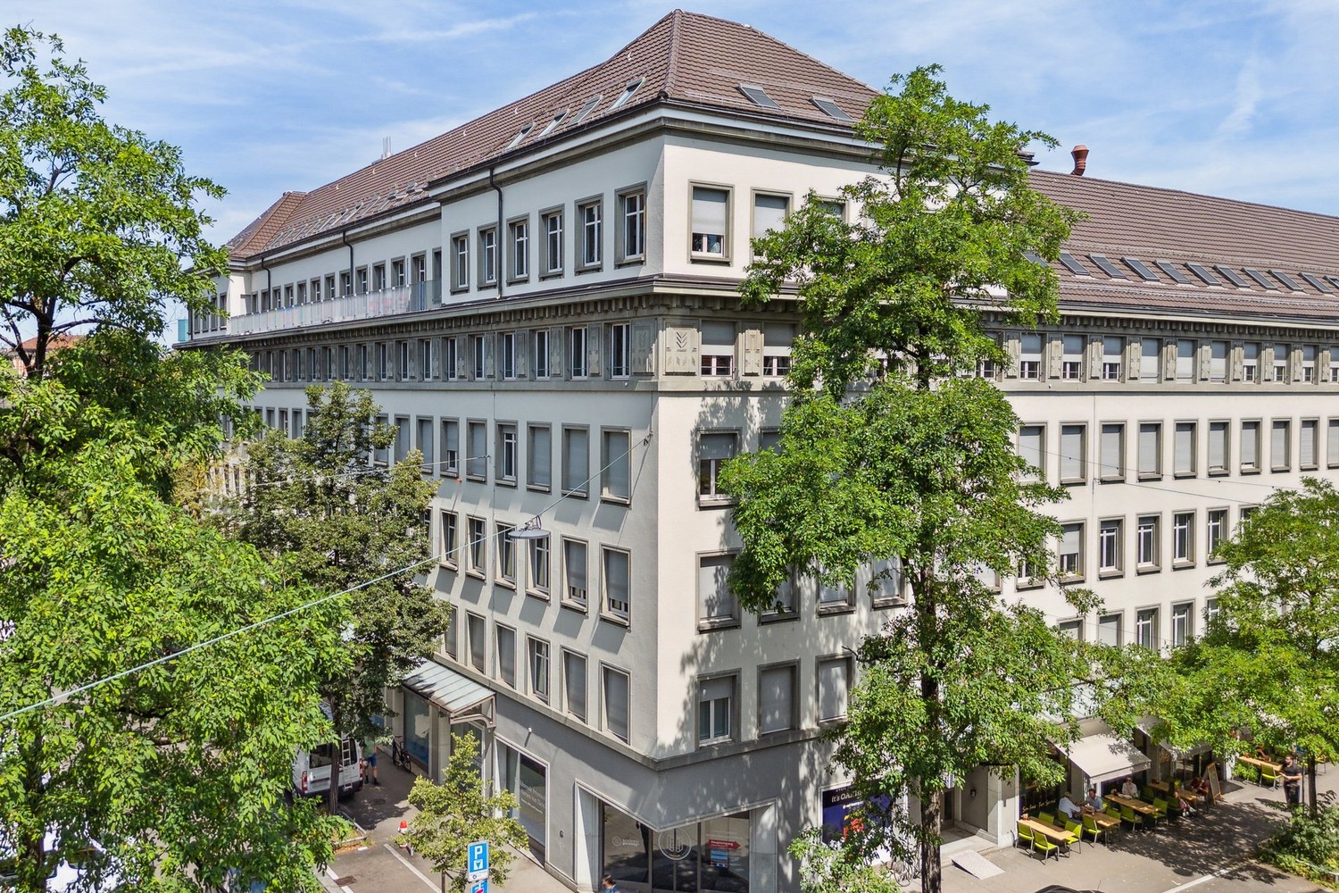 Bureaux de 270m²

L'immeuble commercial représentatif situé en plein centre-ville, sur la célèbre Löwenstrasse à Zurich, est très bien accessible aussi bien en transports publics qu'en voiture. La proximité de la Bahnhofstrasse et la haute visibilité caractérisent également l'emplacement.

Offre :

