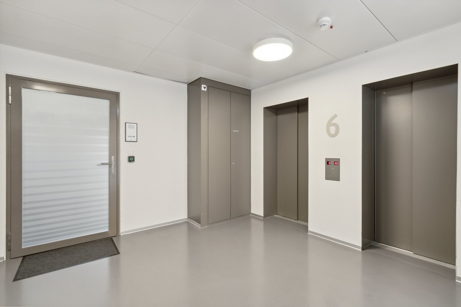 Bureaux de 270m²

L'immeuble commercial représentatif situé en plein centre-ville, sur la célèbre Löwenstrasse à Zurich, est très bien accessible aussi bien en transports publics qu'en voiture. La proximité de la Bahnhofstrasse et la haute visibilité caractérisent également l'emplacement.

Offre :

