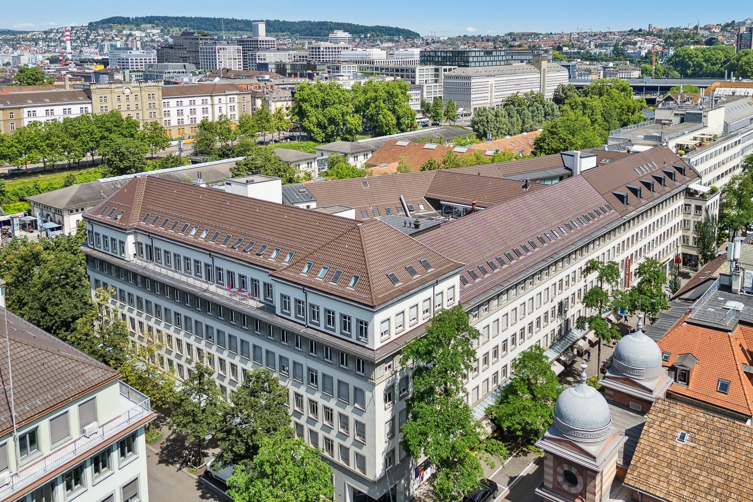 Bureaux de 270m²

L'immeuble commercial représentatif situé en plein centre-ville, sur la célèbre Löwenstrasse à Zurich, est très bien accessible aussi bien en transports publics qu'en voiture. La proximité de la Bahnhofstrasse et la haute visibilité caractérisent également l'emplacement.

Offre :

