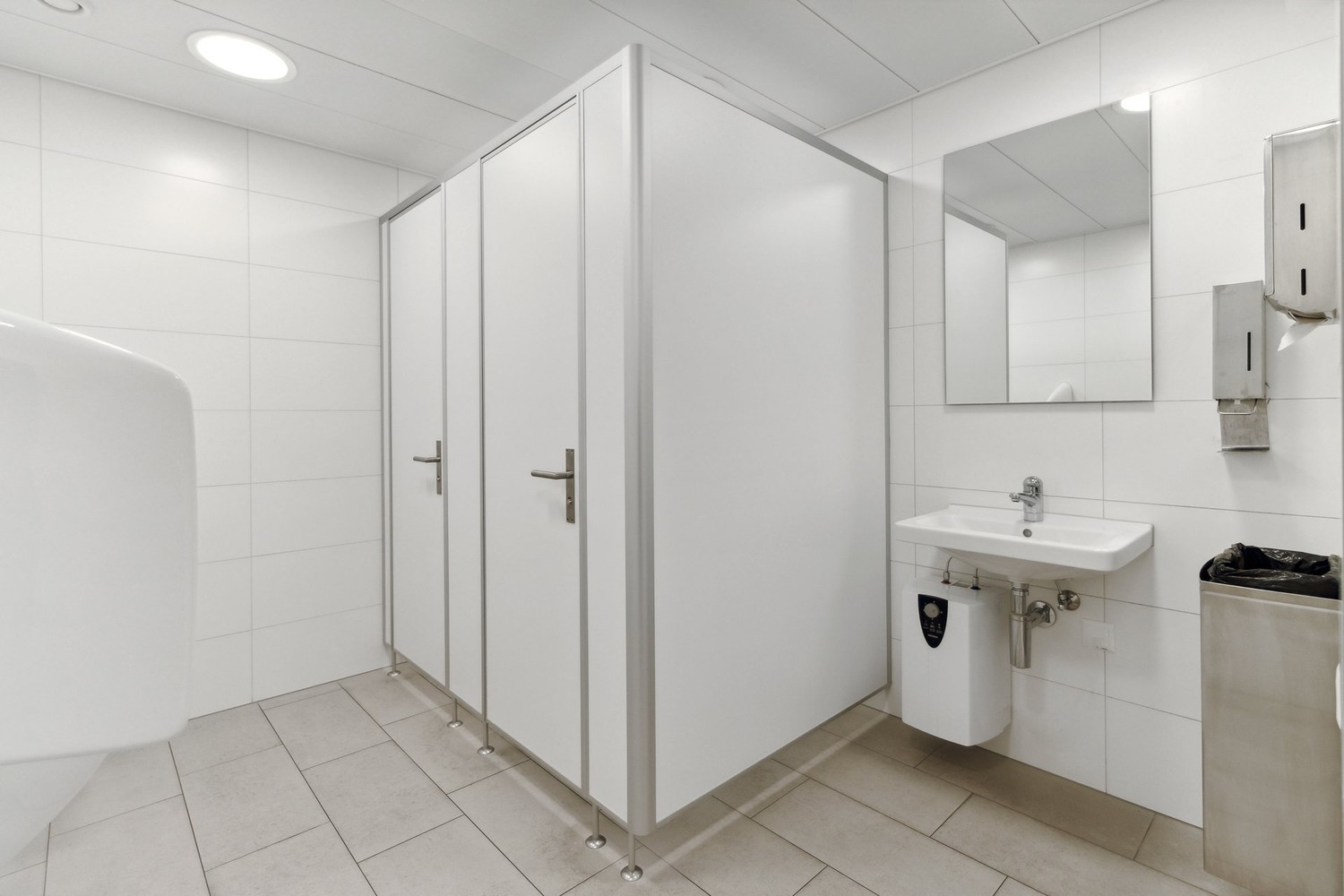 Bureaux de 270m²

L'immeuble commercial représentatif situé en plein centre-ville, sur la célèbre Löwenstrasse à Zurich, est très bien accessible aussi bien en transports publics qu'en voiture. La proximité de la Bahnhofstrasse et la haute visibilité caractérisent également l'emplacement.

Offre :

