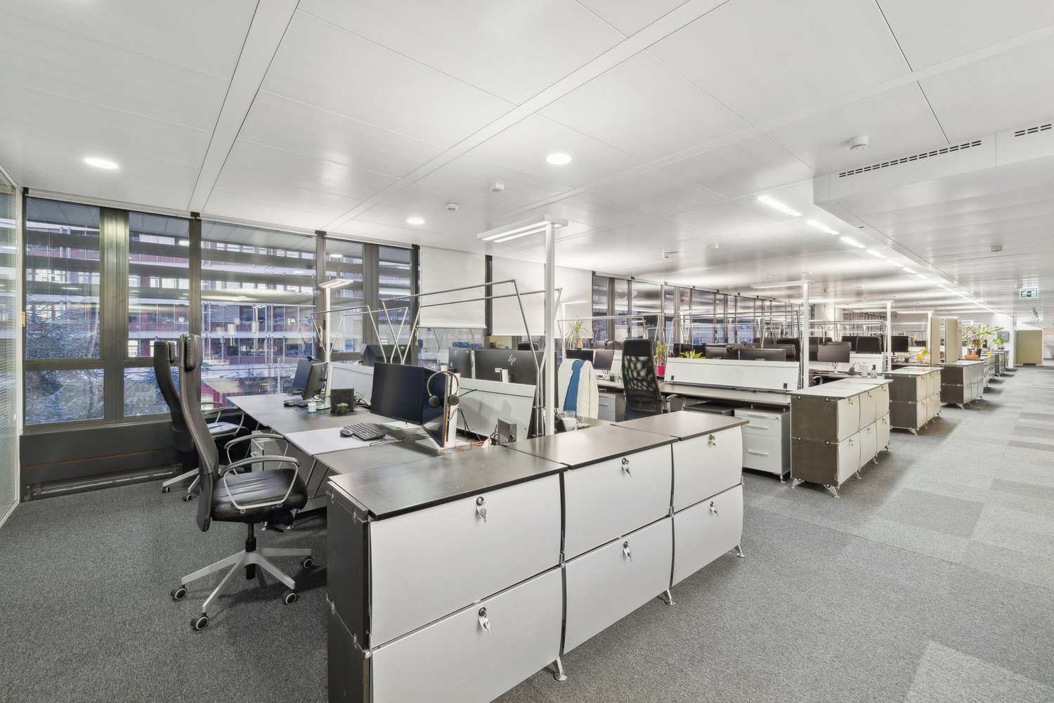 Bureau de 940m², photo 1 sur 9