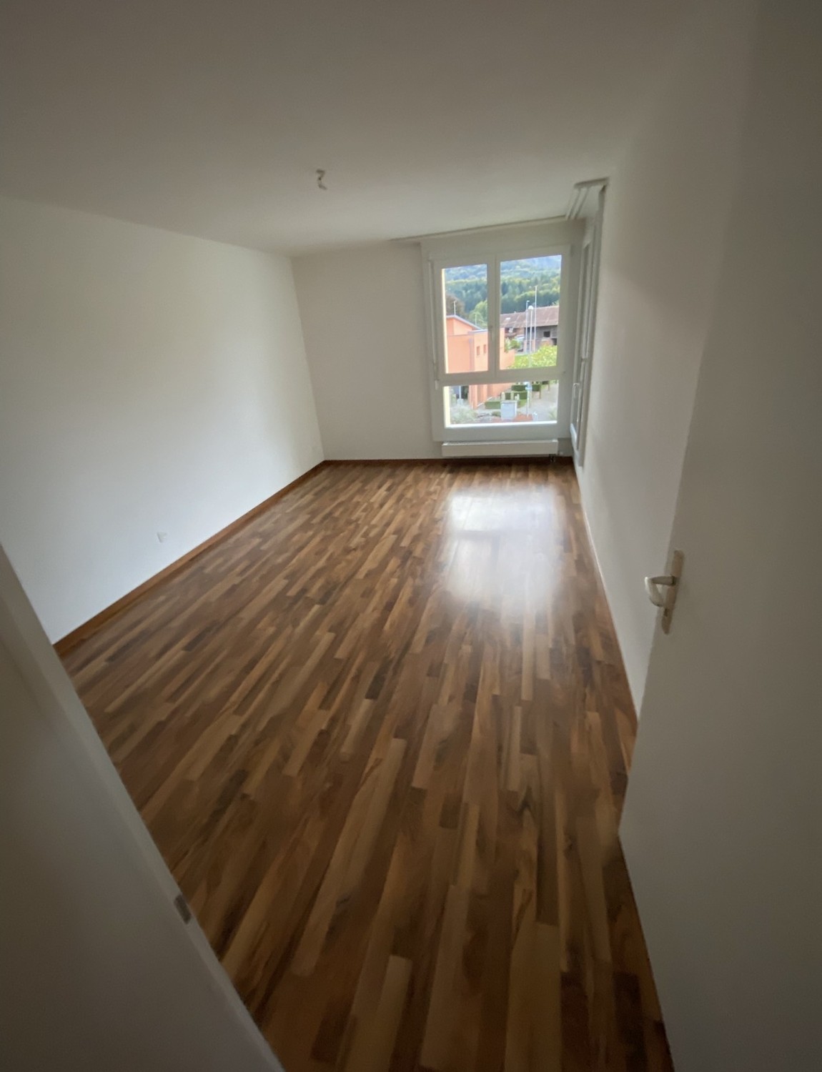 Appartement de 2 ½ pièces lumineux et spacieux à Thun avec vue sur les montagnes

Nous louons, au 31.10.2026, un bel appartement de 2.5 pièces, lumineux et spacieux à Thun.

L'appartement convainc par ses pièces baignées de lumière et spacieuses ainsi que par une grande cuisine qui offre beaucoup de, photo 5 sur 8