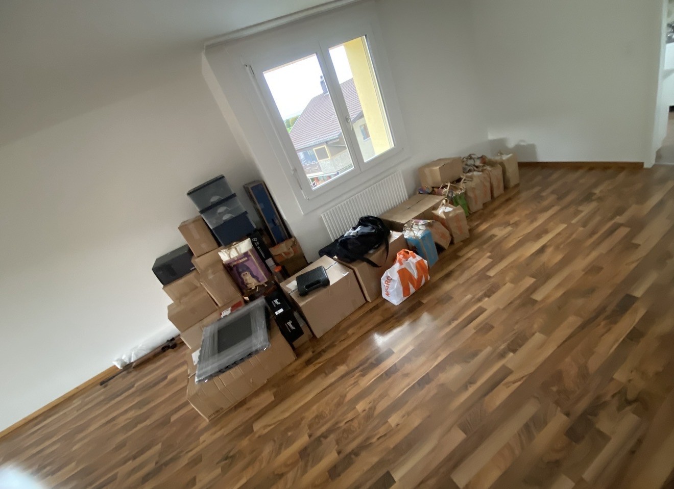 Appartement de 2 ½ pièces lumineux et spacieux à Thun avec vue sur les montagnes

Nous louons, au 31.10.2026, un bel appartement de 2.5 pièces, lumineux et spacieux à Thun.

L'appartement convainc par ses pièces baignées de lumière et spacieuses ainsi que par une grande cuisine qui offre beaucoup de, photo 3 sur 8