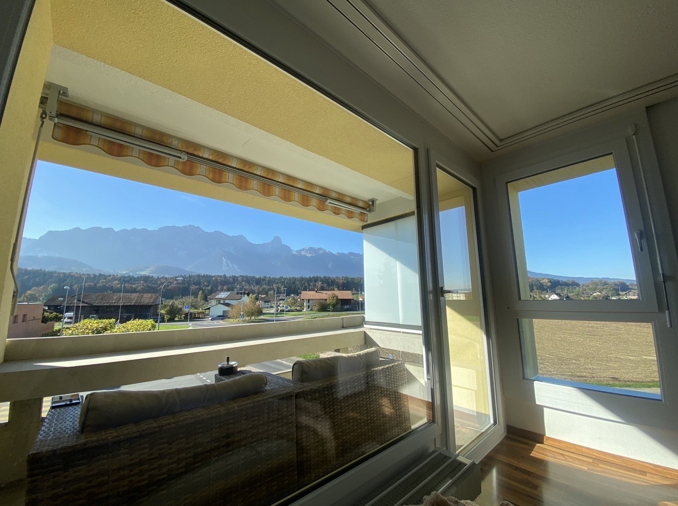 Appartement de 2 ½ pièces lumineux et spacieux à Thun avec vue sur les montagnes

Nous louons, au 31.10.2026, un bel appartement de 2.5 pièces, lumineux et spacieux à Thun.

L'appartement convainc par ses pièces baignées de lumière et spacieuses ainsi que par une grande cuisine qui offre beaucoup de, photo 2 sur 8