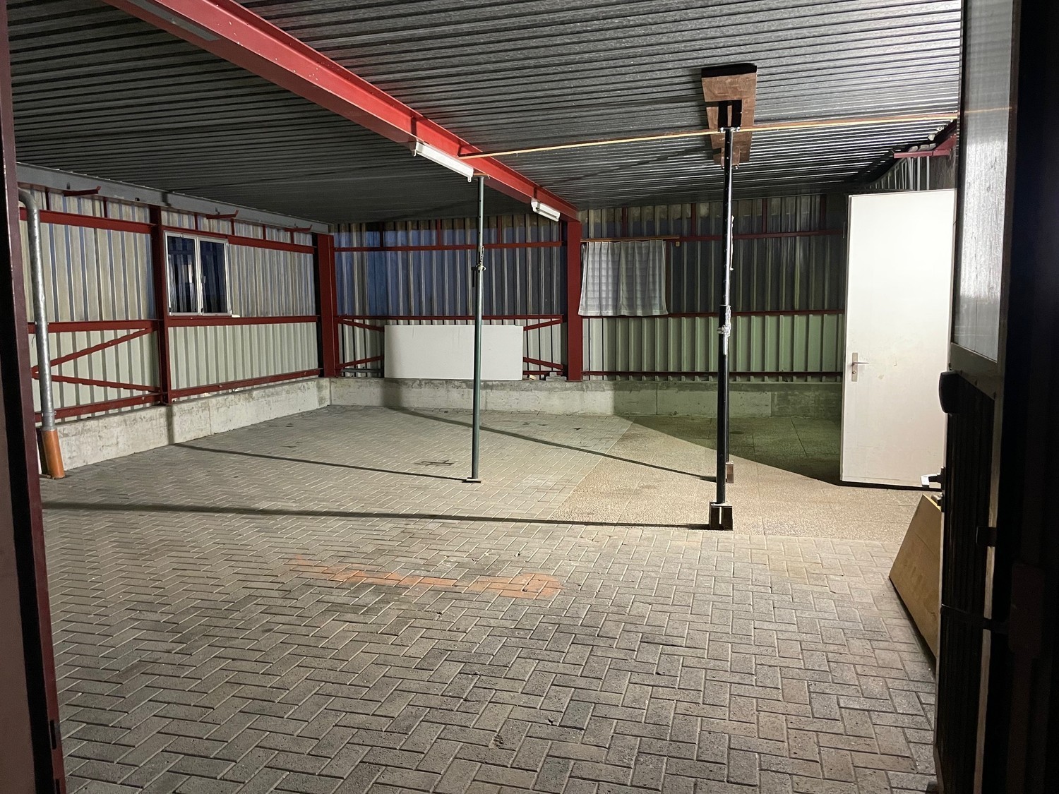 80m² commercial

Description : Espace de stockage ou atelier de loisirs avec :

*   Raccordement électrique triphasé (CEE16/T25) et 230V
*   Accès de plain-pied
*   Espace de stockage sous-sol/ cave de stockage/ archives à louer en supplément pour 120.- (9,2m2)
*   Bureau à louer en supplément
*   P