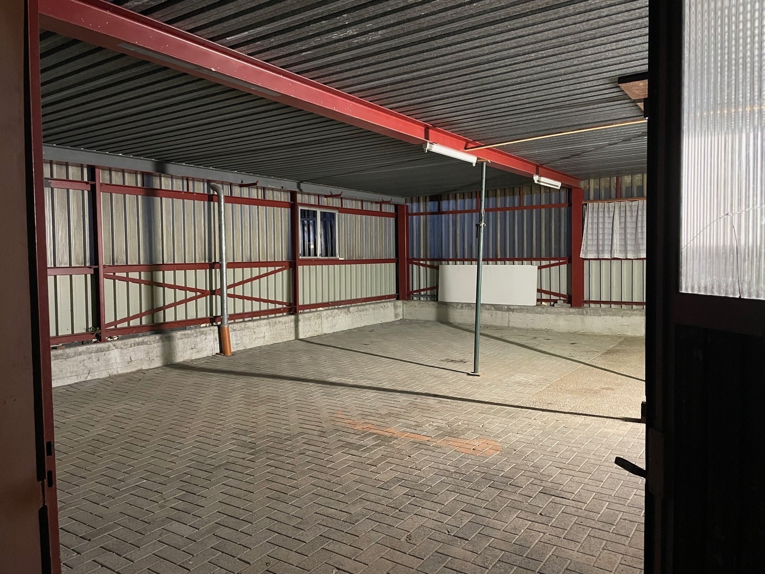 80m² commercial

Description : Espace de stockage ou atelier de loisirs avec :

*   Raccordement électrique triphasé (CEE16/T25) et 230V
*   Accès de plain-pied
*   Espace de stockage sous-sol/ cave de stockage/ archives à louer en supplément pour 120.- (9,2m2)
*   Bureau à louer en supplément
*   P