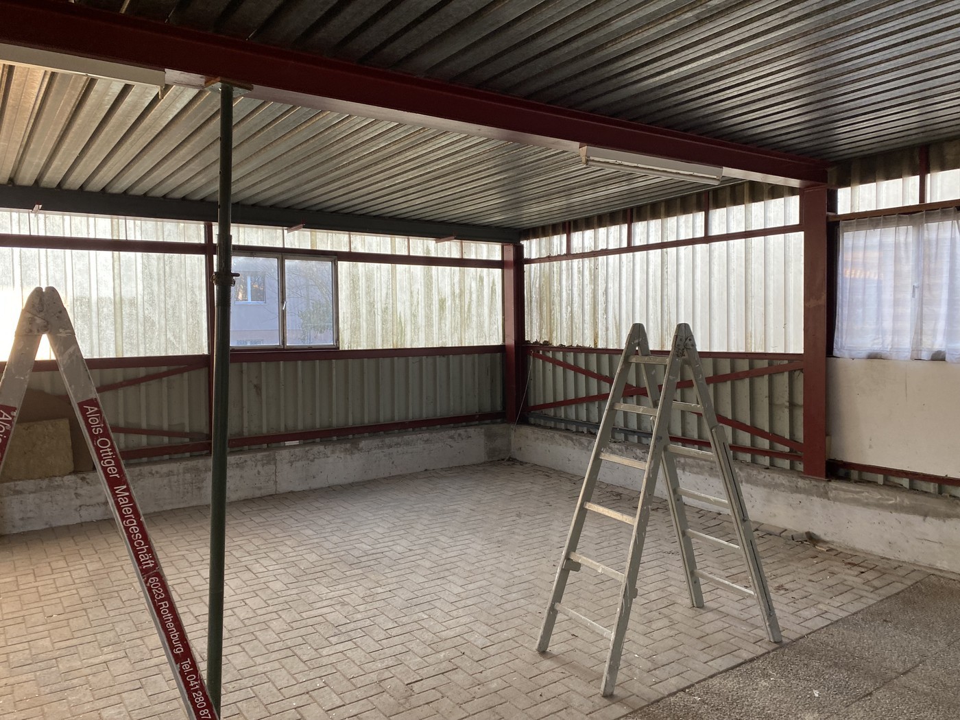80m² commercial

Description : Espace de stockage ou atelier de loisirs avec :

*   Raccordement électrique triphasé (CEE16/T25) et 230V
*   Accès de plain-pied
*   Espace de stockage sous-sol/ cave de stockage/ archives à louer en supplément pour 120.- (9,2m2)
*   Bureau à louer en supplément
*   P