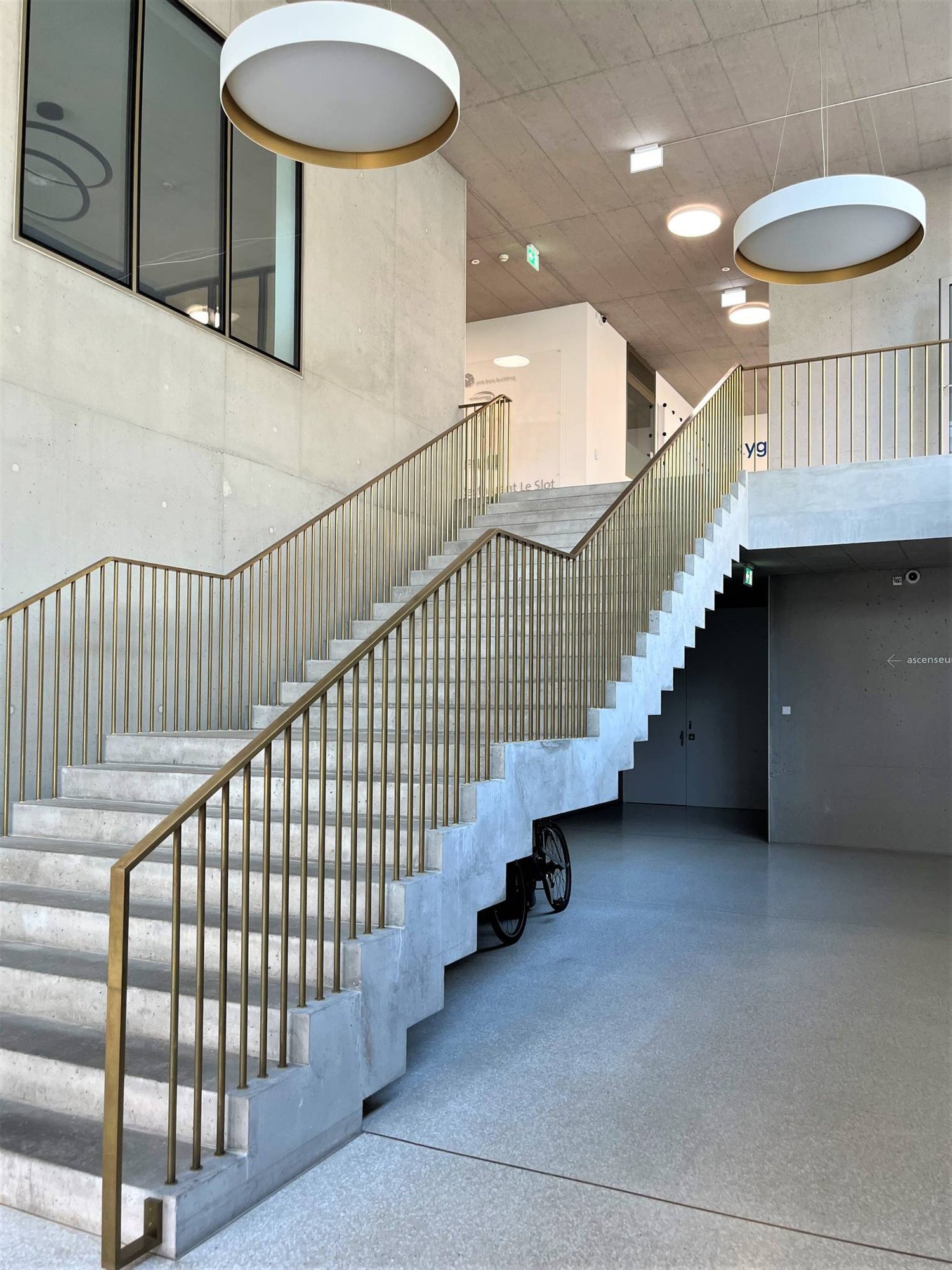 1219m² office