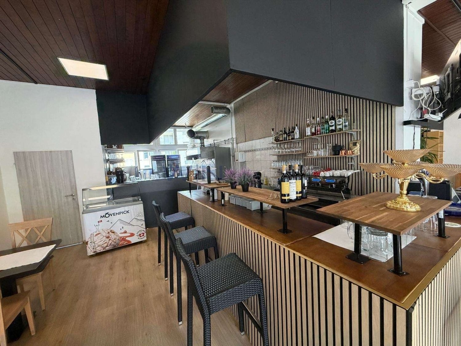 Restaurant de 240m²

FAITS-WE
- Kleinbasel, haute fréquentation, proche de la foire, de la gare Badischer Bahnhof et du Rhin
- 230 m² de plain-pied, salles de restauration meublées, cuisine professionnelle
- Pièces annexes disponibles, inventaire reprenable séparément, aucun temps de rénovation

Con