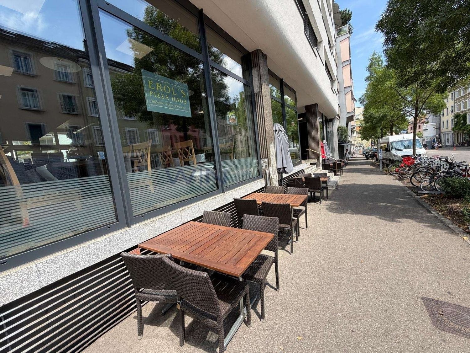 Restaurant de 240m²

FAITS-WE
- Kleinbasel, haute fréquentation, proche de la foire, de la gare Badischer Bahnhof et du Rhin
- 230 m² de plain-pied, salles de restauration meublées, cuisine professionnelle
- Pièces annexes disponibles, inventaire reprenable séparément, aucun temps de rénovation

Con