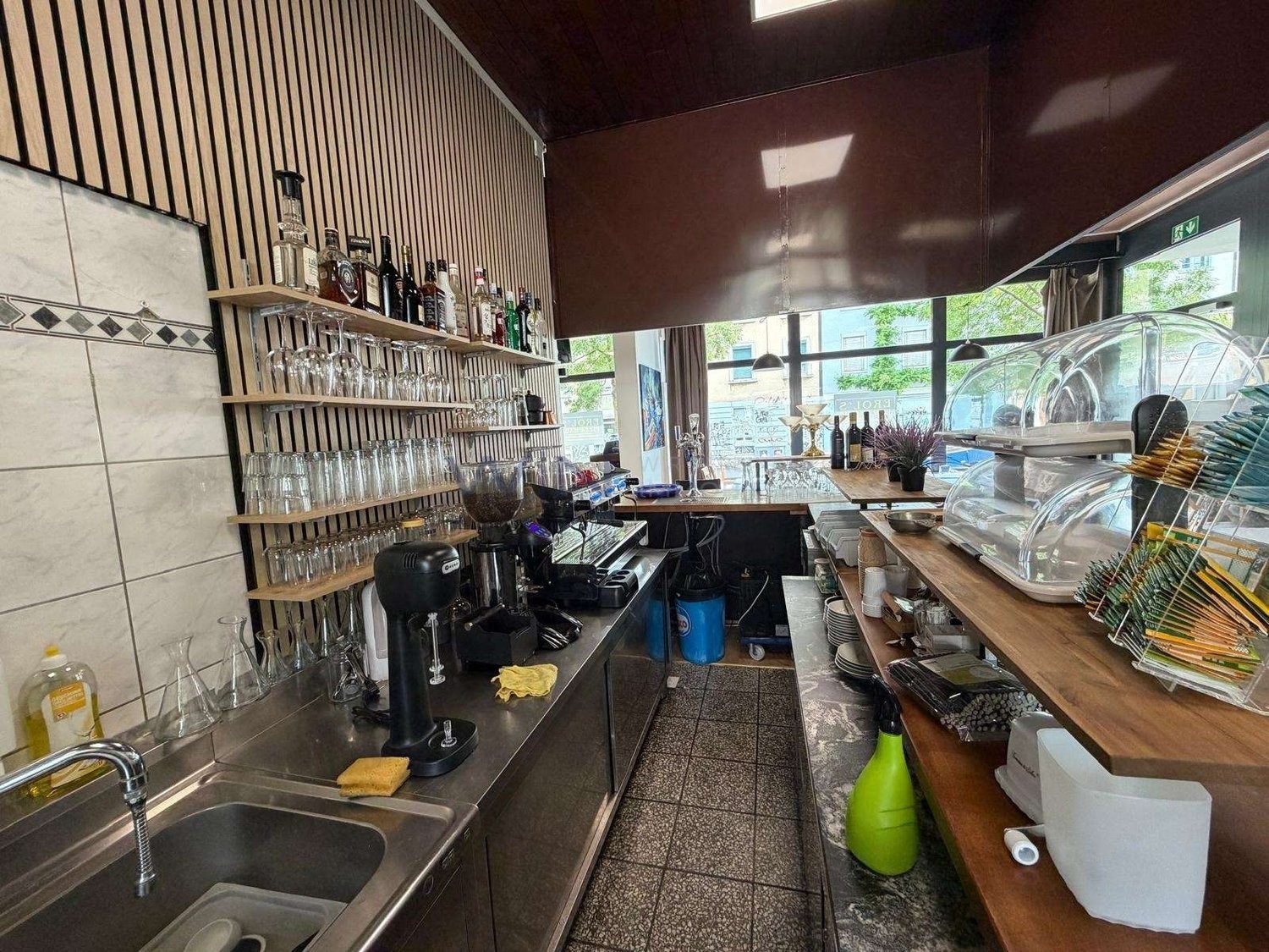 Restaurant de 240m²

FAITS-WE
- Kleinbasel, haute fréquentation, proche de la foire, de la gare Badischer Bahnhof et du Rhin
- 230 m² de plain-pied, salles de restauration meublées, cuisine professionnelle
- Pièces annexes disponibles, inventaire reprenable séparément, aucun temps de rénovation

Con