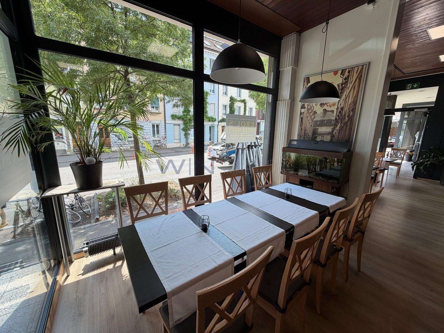 Restaurant de 240m²

FAITS-WE
- Kleinbasel, haute fréquentation, proche de la foire, de la gare Badischer Bahnhof et du Rhin
- 230 m² de plain-pied, salles de restauration meublées, cuisine professionnelle
- Pièces annexes disponibles, inventaire reprenable séparément, aucun temps de rénovation

Con