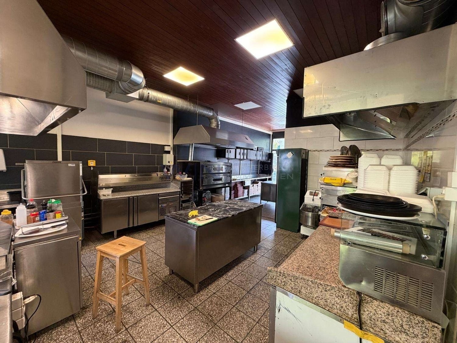 Restaurant de 240m²

FAITS-WE
- Kleinbasel, haute fréquentation, proche de la foire, de la gare Badischer Bahnhof et du Rhin
- 230 m² de plain-pied, salles de restauration meublées, cuisine professionnelle
- Pièces annexes disponibles, inventaire reprenable séparément, aucun temps de rénovation

Con