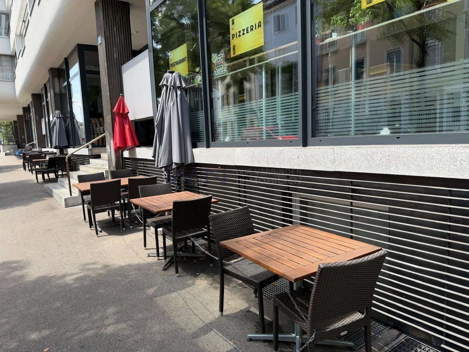 Restaurant de 240m²

FAITS-WE
- Kleinbasel, haute fréquentation, proche de la foire, de la gare Badischer Bahnhof et du Rhin
- 230 m² de plain-pied, salles de restauration meublées, cuisine professionnelle
- Pièces annexes disponibles, inventaire reprenable séparément, aucun temps de rénovation

Con
